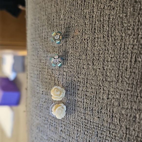 Jewelry - New! Blue and White flower earrings